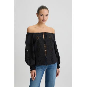 Bluza cu decolteu pe umeri si perforatii