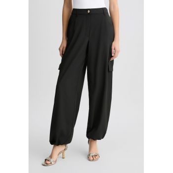 Pantaloni cargo cu croiala ampla si terminatii ajustabila