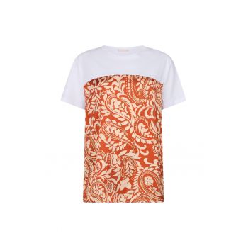 Tricou cu decolteu la baza gatului si model