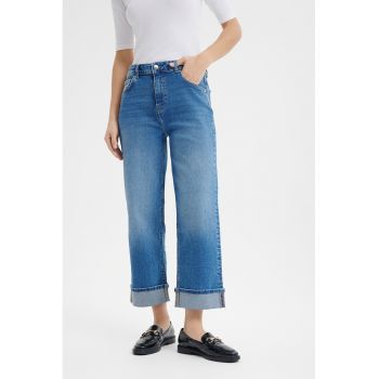 Blugi crop cu terminatie rasucita