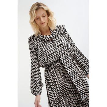Bluza lejera cu maneci lungi si model