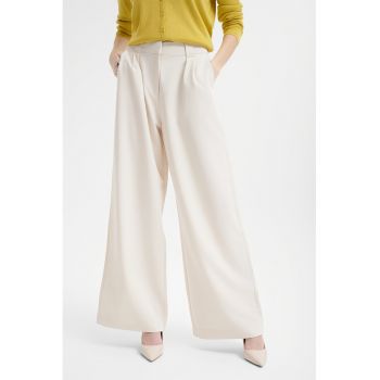 Pantaloni cu croiala ampla si pliuri