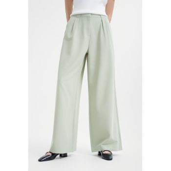Pantaloni cu croiala ampla si pliuri