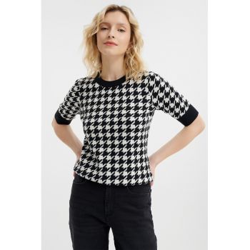 Pulover cu model si decolteu la baza gatului