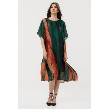 Rochie verde eleganta satinata A-line cu croiala lejera si imprimeu pictural cu tuse rosii