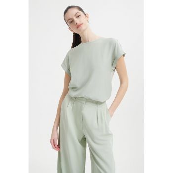 Tricou uni cu decolteu la baza gatului