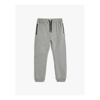 Pantaloni de trening cu snur de ajustare si buzunare cu fermoar