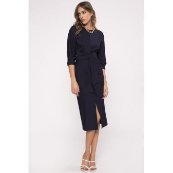 Rochie cu decolteu la baza gatului si slit frontal