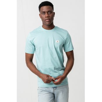 Tricou din bumbac cu decolteu la baza gatului si aplicatie logo discreta