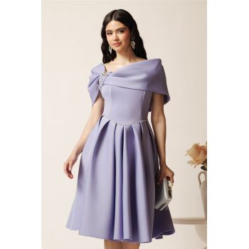 Rochie midi lila din neopren in clos cu umeri goi si strasuri decorative