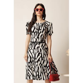 Rochie midi neagra din viscoza in clos cu imprimeuri albe si curea in talie