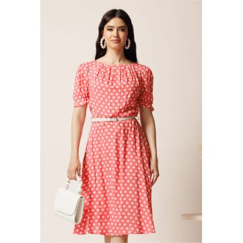 Rochie midi roz din viscoza in clos cu buline si curea in talie
