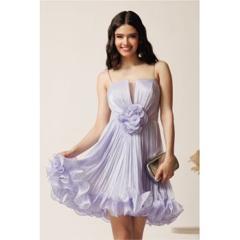 Rochie scurta lila din voal in clos cu volanase si floare maxi pe talie ieftina
