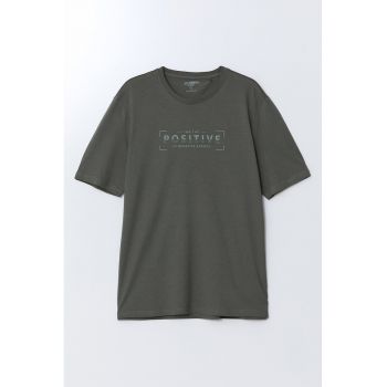 Tricou cu imprimeu text si decolteu la baza gatului