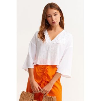 Bluza cu broderie si decolteu in V