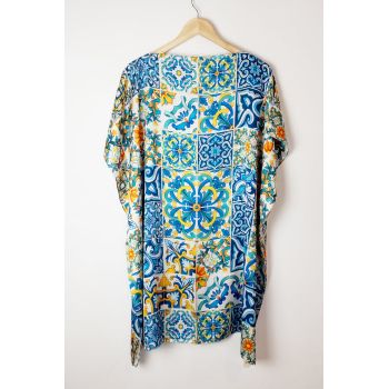 Rochie de plaja tip poncho din matase cu imprimeu model marocan in culori vibrante predominant albastru