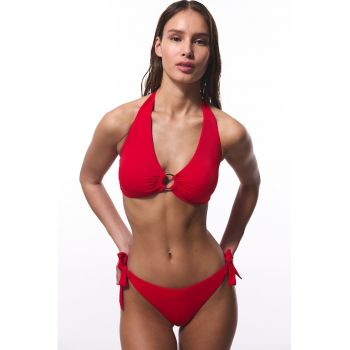 Sutien de baie cu cupe triunghiulare