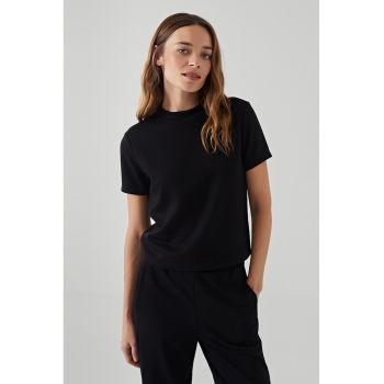 Tricou cu decolteu la baza gatului
