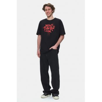 Tricou cu decolteu la baza gatului si imprimeu grafic