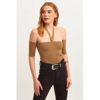 Bluza cu decolteu pe umeri