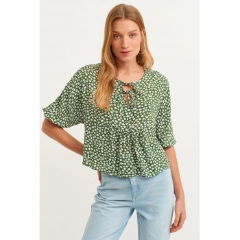 Bluza cu model floral si maneci medii
