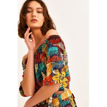 Bluza cu model si decolteu pe umeri