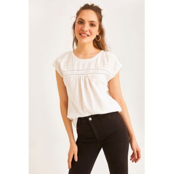Bluza fara maneci cu decolteu la baza gatului