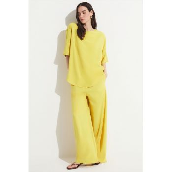 Bluza lejera si pantaloni cu croiala ampla