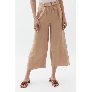 Pantaloni crop cu croiala ampla si o curea in talie