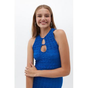 Rochie midi cambrata cu aspect texturat si decupaje