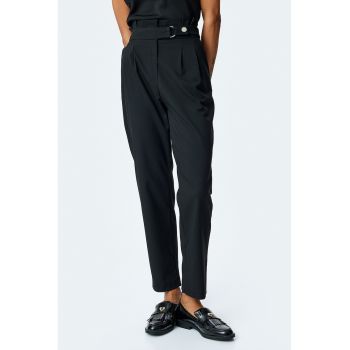 Pantaloni conici si talie inalta