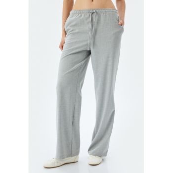 Pantaloni cu croiala ampla si talie elastica