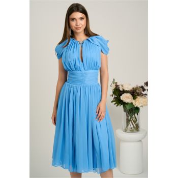 Rochie DY Fashion midi bleu din voal in clos cu accesoriu si decupaj la decolteu