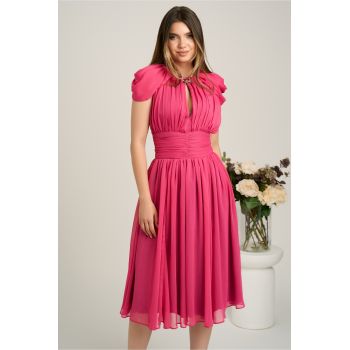 Rochie DY Fashion midi fucsia din voal in clos cu accesoriu si decupaj la decolteu