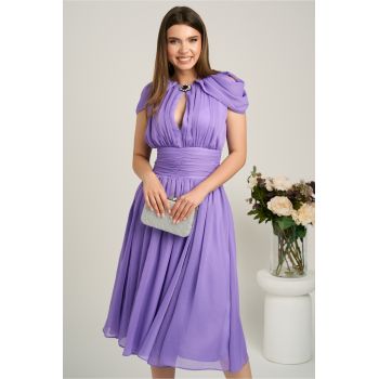Rochie DY Fashion midi lila din voal in clos cu accesoriu si decupaj la decolteu