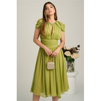 Rochie DY Fashion midi verde lime din voal in clos cu accesoriu si decupaj la decolteu