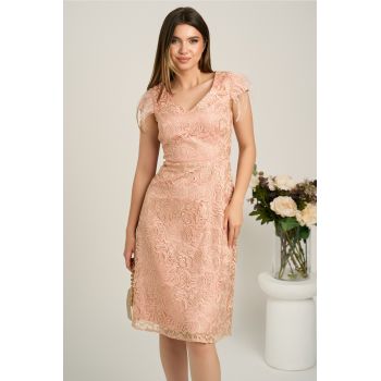 Rochie midi roz din dantela in clini cu pene la umeri