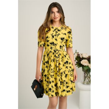 Rochie scurta galbena din voal in clos cu imprimeu floral negru- Moze