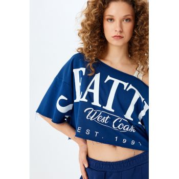 Tricou crop cu imprimeu text