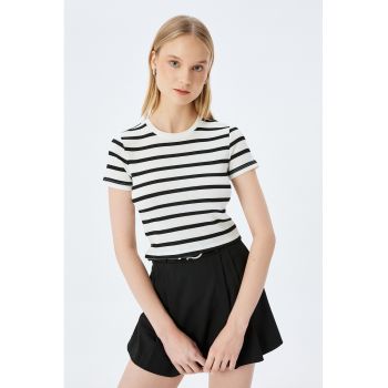 Tricou cu decolteu la baza gatului si imprimeu in dungi