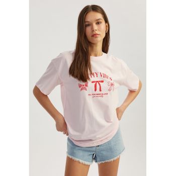 Tricou cu decolteu la baza gatului si imprimeu