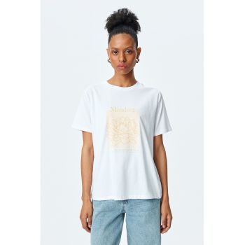 Tricou cu imprimeu si decolteu la baza gatului