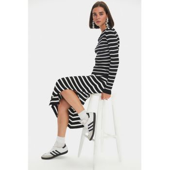 Set de pulover cu dungi si fusta midi