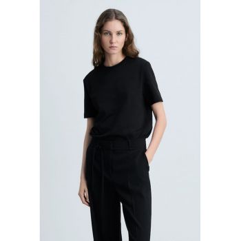 Tricou lejer cu decolteu la baza gatului