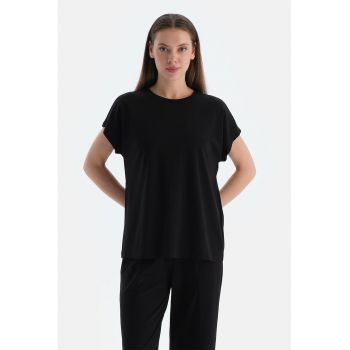 Tricou lejer cu decolteu la baza gatului