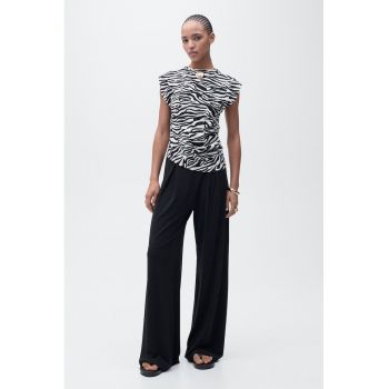 Tricou cambrat cu decolteu drapat si model animal print