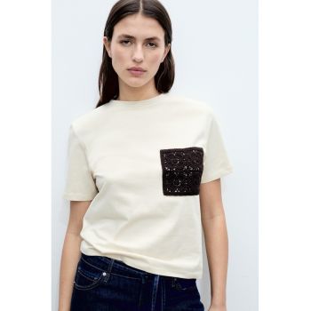 Tricou cu buzunar aplicat brodat si decolteu la baza gatului