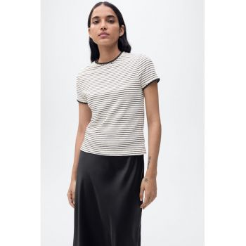 Tricou cu decolteu la baza gatului si model in dungi