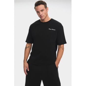 Tricou cu decolteu la baza gatului si imprimeu pe piept