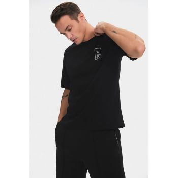 Tricou cu imprimeu pe spate si decolteu la baza gatului